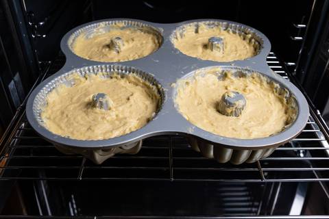 Kuchen in Backform in den Ofen schieben