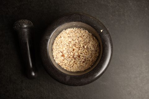 Mandelblättchen gestossen