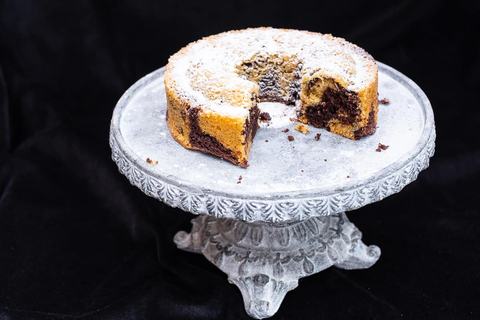 Marmorkuchen angeschnitten auf Etagere