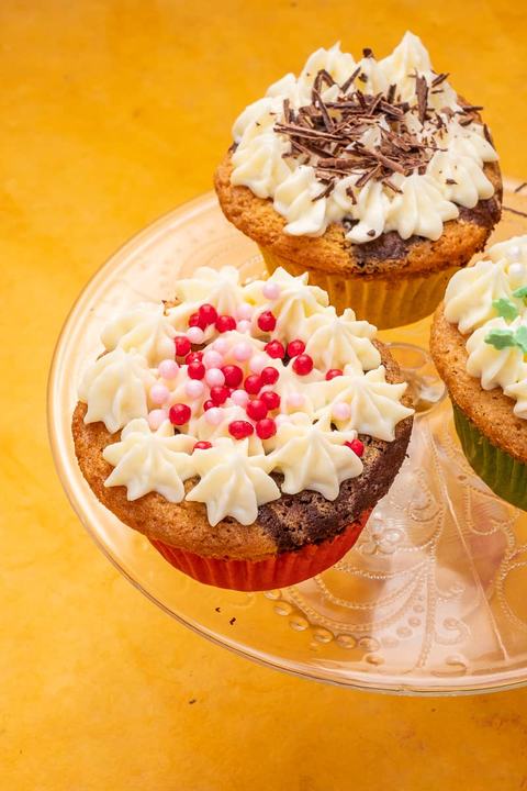 Marmorkuchen Muffins mit Creme und Deko
