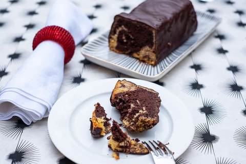 Marmorkuchen mit Glasur in der Kastenform