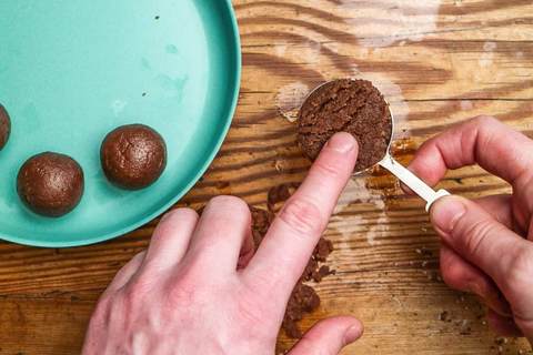 Cake Pops Teig portionieren