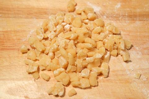 Klein geschnittenes Marzipan auf dem Brett