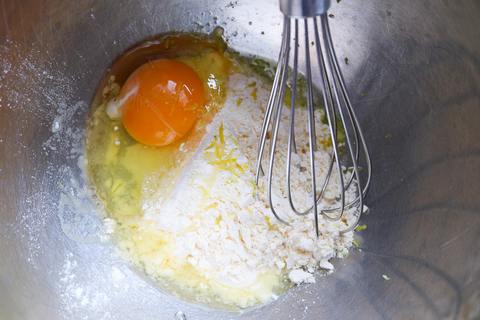 Mehl, Eier, Zucker für einen Teig