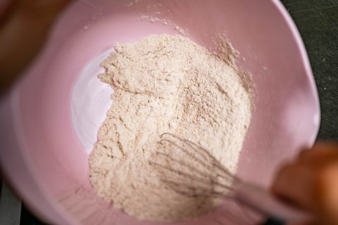 Mehl für Körnerbrotteig mischen