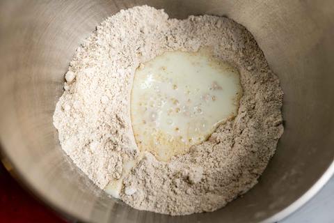 Buttermilch in Mulde der Mehlmischung gegossen