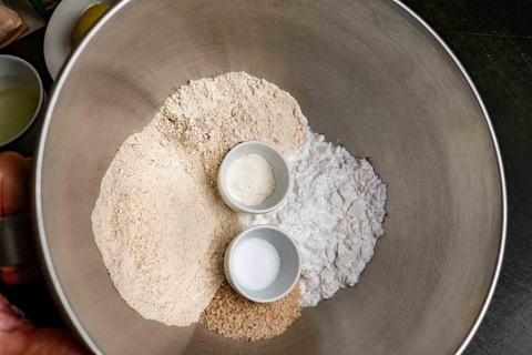 Mehlzutaten in der Schüssel