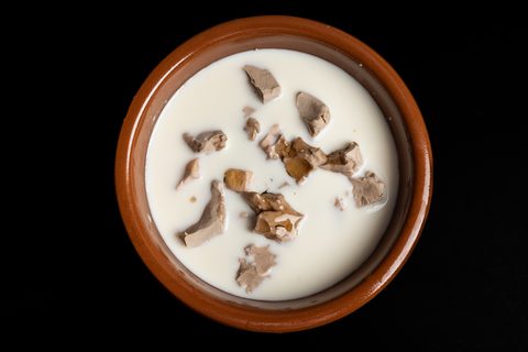 Hefe in warmer Milch und Honig auflösen
