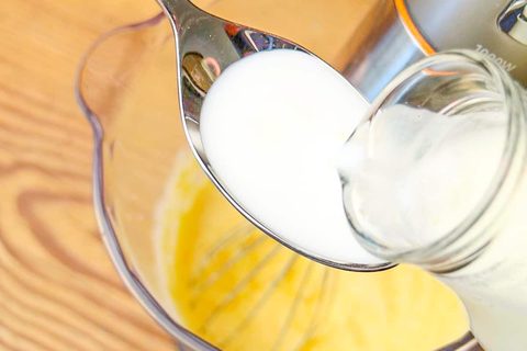 Milch zum Kuchenteig geben