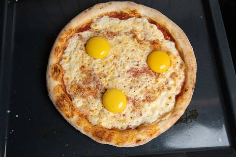 Mit Eigelb belegte Pizza Tartufo
