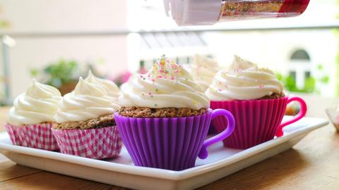 Mohnkuchen mit Zuckerstreusel dekorieren