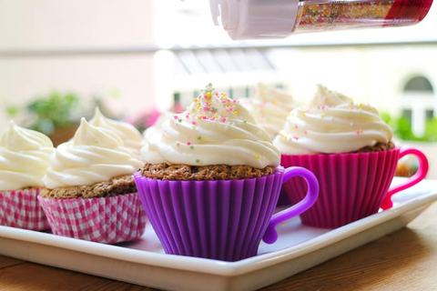 Mohnkuchen mit Zuckerstreusel dekorieren
