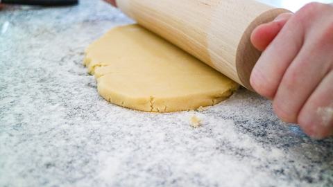 Mürbteig ausrollen