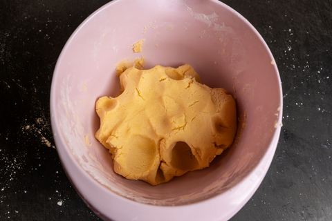 Fertig gekneteter Mürbeteig in einer rosa Rührschüssel