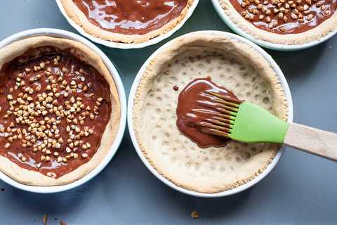 Tartelettes mit Schokolade auspinseln