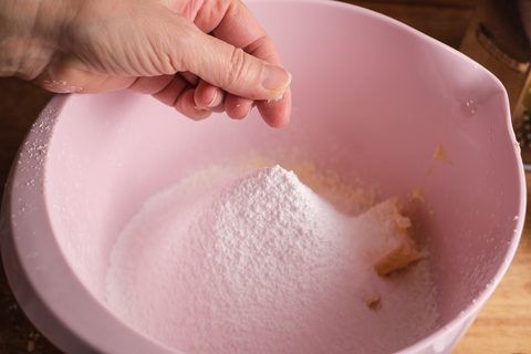 Mürbeteig Zutaten mit Salz würzen