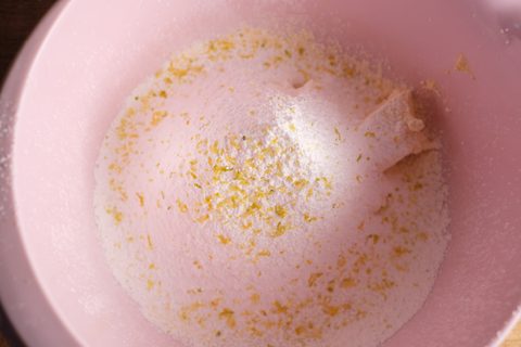 Mürbeteig Zutaten mit Zitronenschale