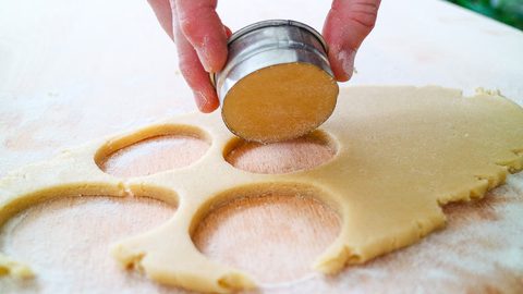 Ausgerollten Mürbteig ausstechen