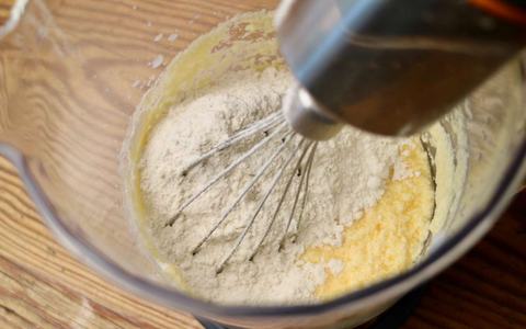 Muffin Masse beim verrühren, jetzt kommt gerade das Mehl dazu