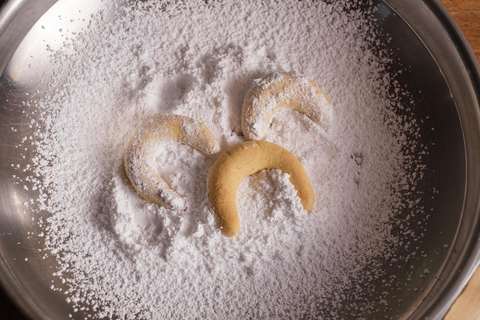 Vanillekipferl in Puderzucker wälzen