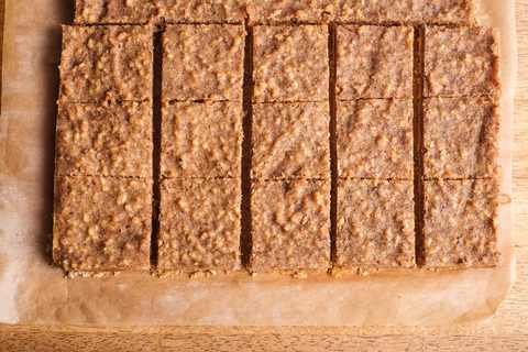 Quadrate aus Nussecken Torte schneiden