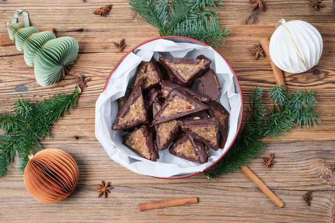 Nussecken in der Keksdose im weihnachtlichen Umfeld fotografiert