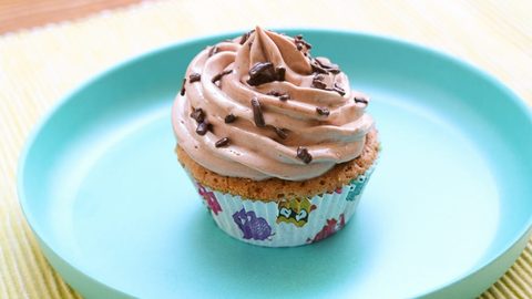 Nutella Cupcake auf dem bunten Teller