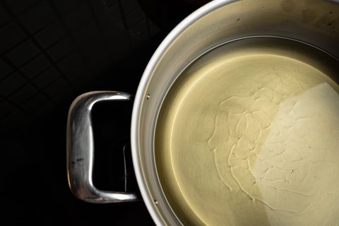 Öl für gebackene Holunderblüten oder Holunderküchle vorbereiten