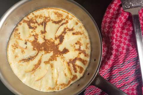 Omas einfacher Apfelpfannkuchen gewendet und gebacken
