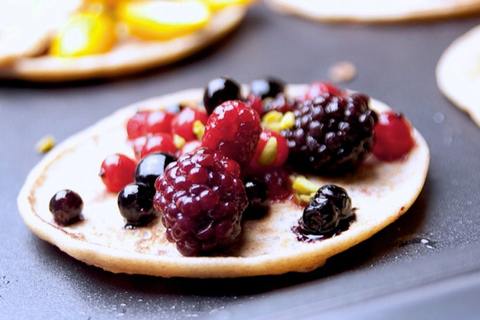 Amerikanische Pancakes selber machen, hier mit Beerenfrüchten, ein Rezept von Thomas Sixt