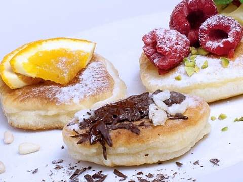Pancakes in verschiedenen Varianten mit Himbeeren, Orangen, Schokolade und Marzipan