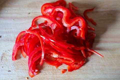 Paprika in Streifen schneiden