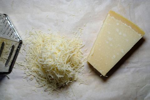 Parmesan Käse fein reiben