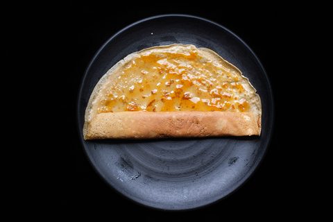 Pfannkuchen beim Einrollen auf dem Teller