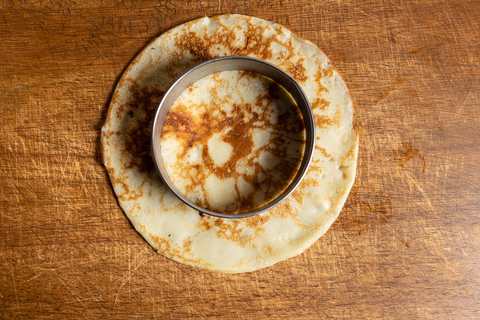 Pfannkuchen für Apfelpfannkuchen ausstechen