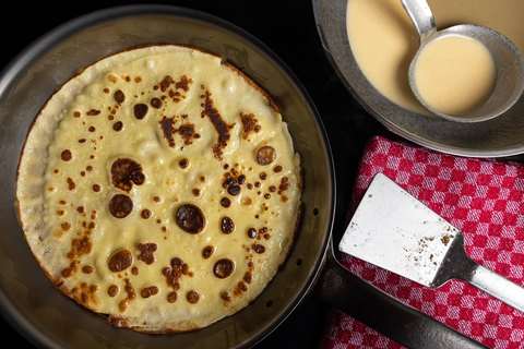 Pfannkuchen wenden, gewendet in der Pfanne