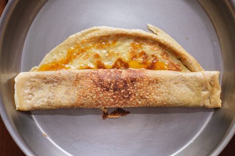 Pfannkuchen in der Pfanne einrollen
