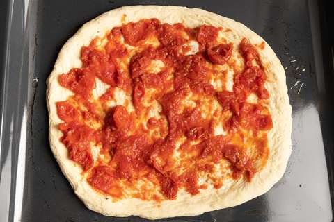 Pizza Teig belegen