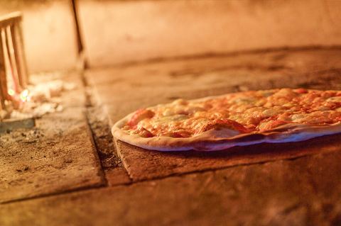 Pizza im Steinbackofen