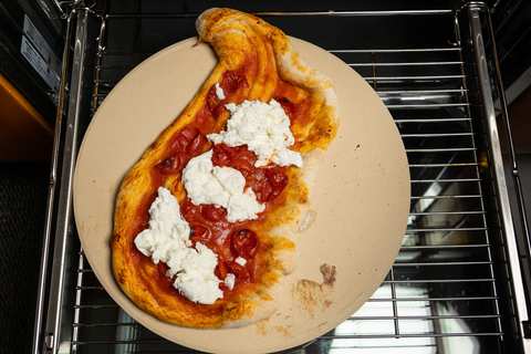 Pizza Margherita mit Tomaten vorgebacken, belegt mit Mozzarella di Bufala