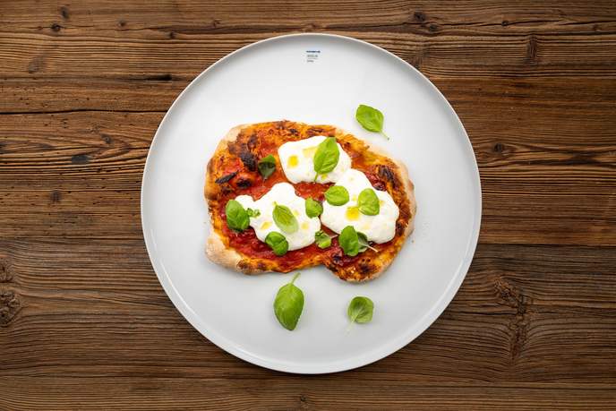 Knusprige Pizza Margherita mit Mozzarella und Basilikum