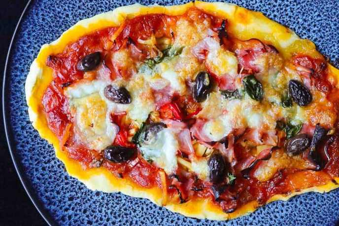 Pizza Prosciutto mit Schinken, Mozzarella und Oliven von oben