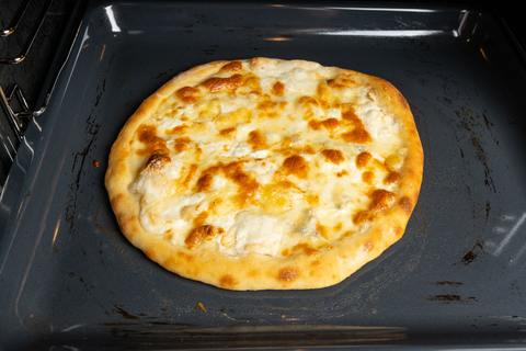 Pizza Quattro Formaggi – Vier-Käse-Pizza – gebacken im Ofen auf dem Backblech