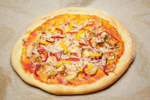 Frisch zubereitete Thunfischpizza auf dem Backbelch