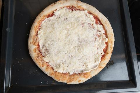 Pizzaboden mit Käse belegt