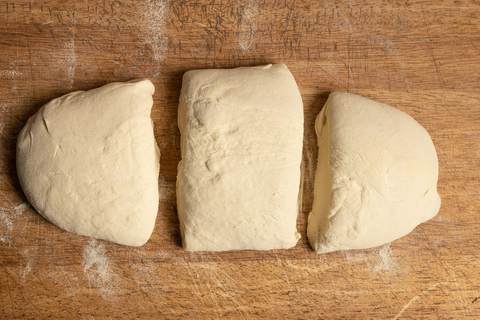 Pizzateig geteilt und portioniert