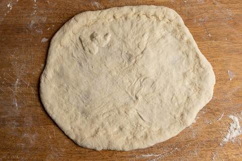 Pizzateig für Pizza Margherita ausgeformt