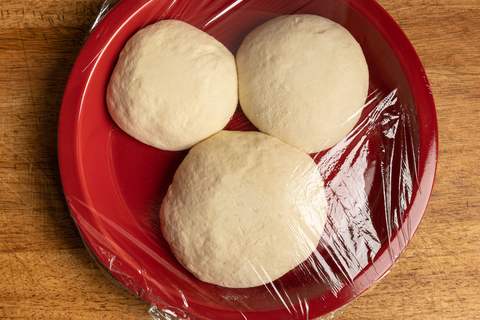 Pizzateig Kugeln mit Folie abgedeckt