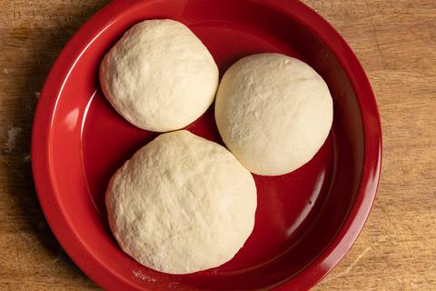 Pizzateig Kugeln auf Teller