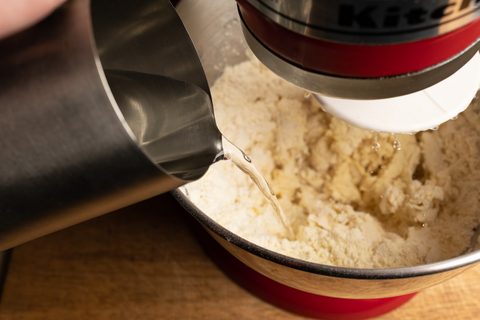 Pizzateig Mehl mit Wasser verrühren